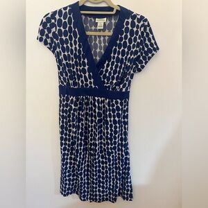 MOTHERHOOD MATERNITY V NECK DRESS. SIZE SMALL PURPLE AND WHITE POLKA DOTS.